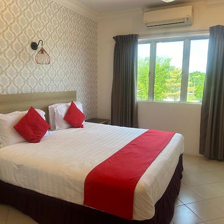 V Hotel Телук-Интан Экстерьер фото