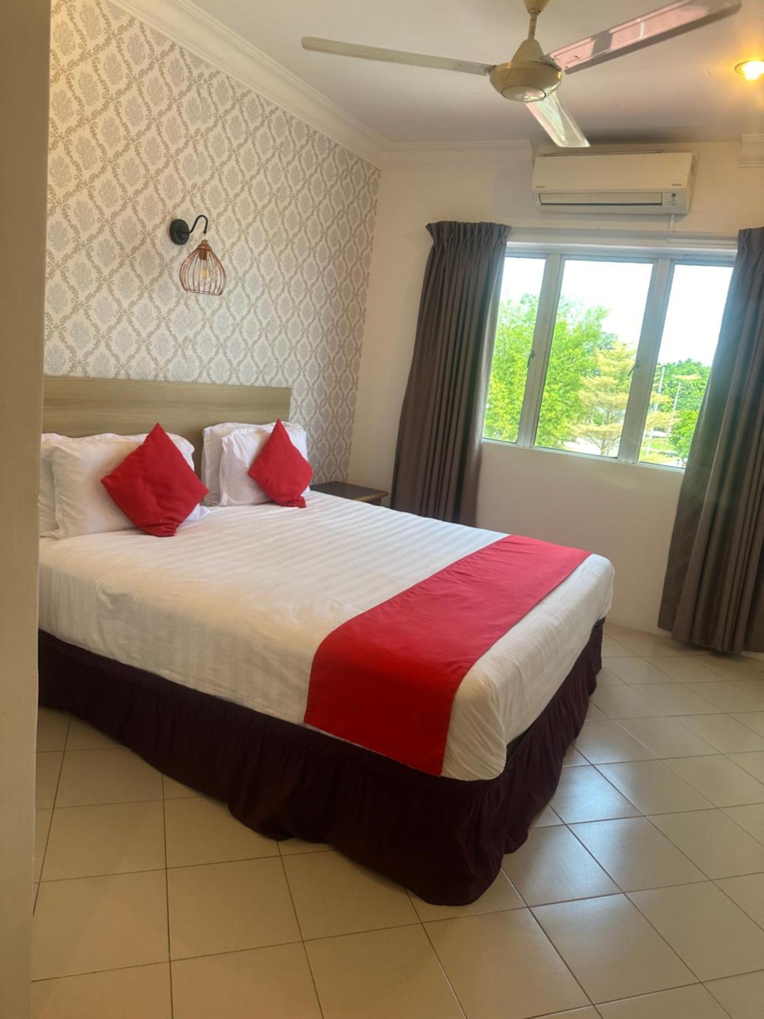V Hotel Телук-Интан Экстерьер фото