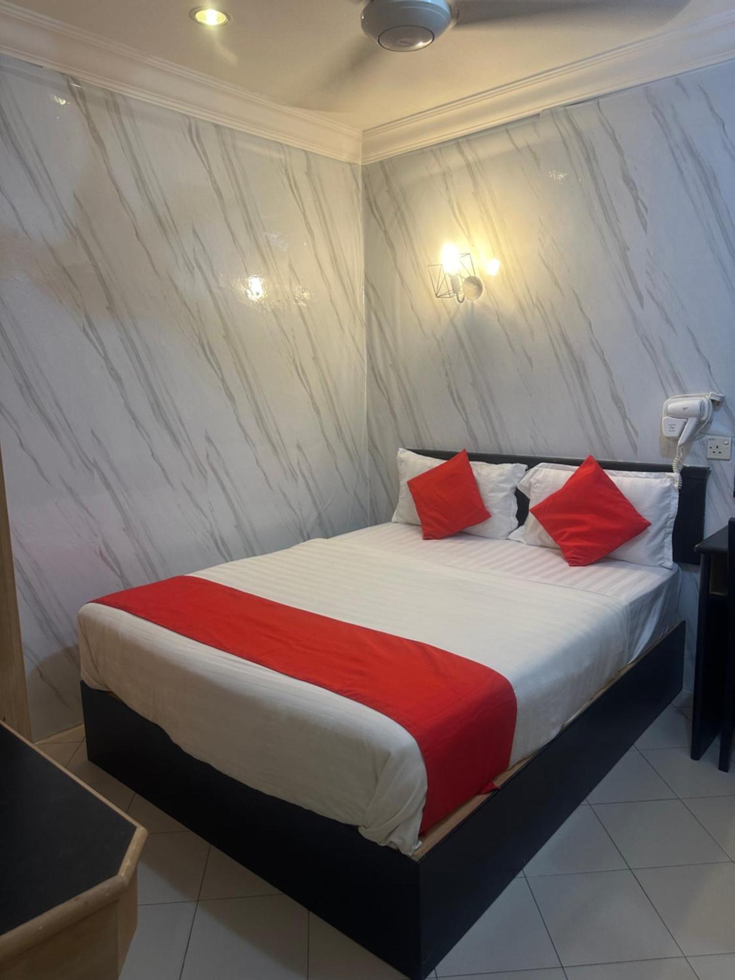 V Hotel Телук-Интан Экстерьер фото