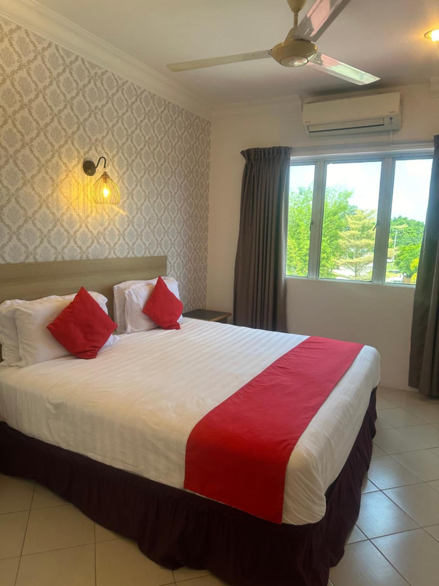 V Hotel Телук-Интан Экстерьер фото